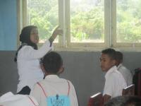 Guru sedang menerangkan pelajaran